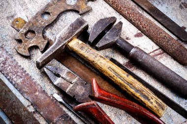 Ahşap arka planda paslı metal el aletleri