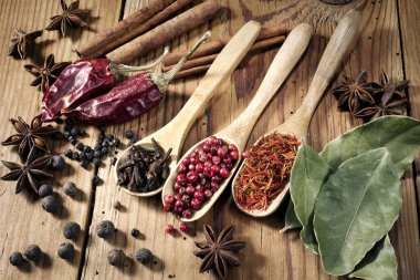 Baharatlar ahşap masada