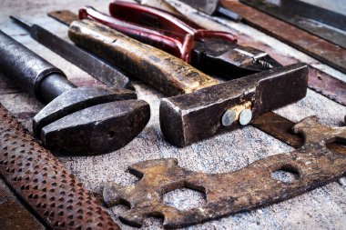 Ahşap arka planda paslı metal el aletleri