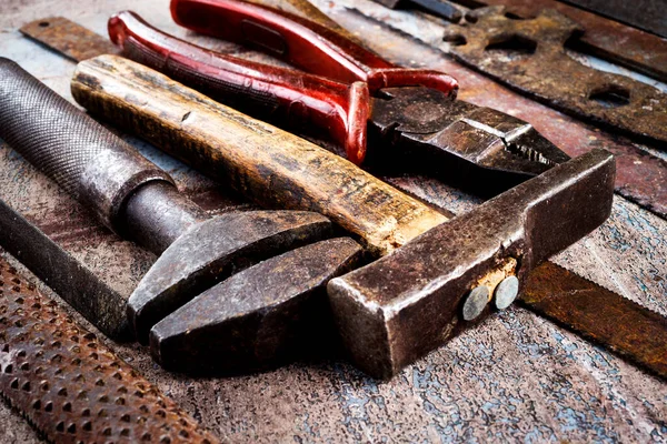 Ahşap arka planda paslı metal el aletleri