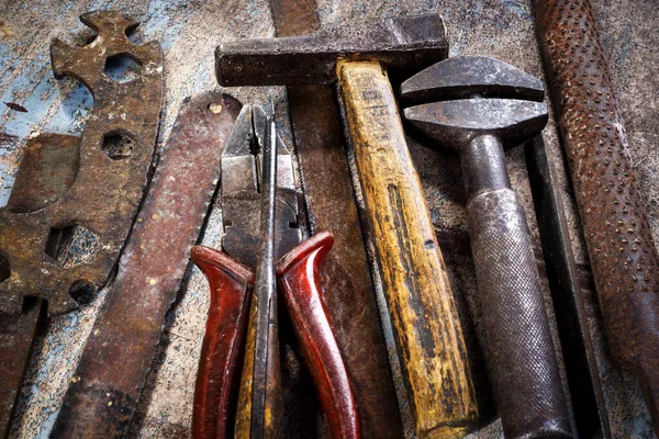 Ahşap arka planda paslı metal el aletleri