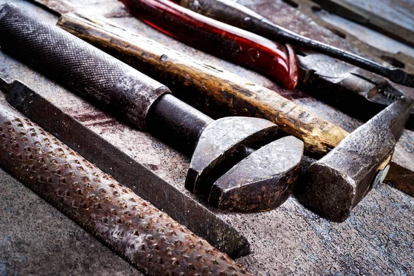 Ahşap arka planda paslı metal el aletleri