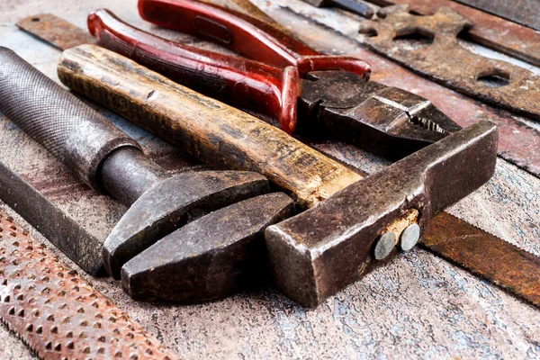 Ahşap arka planda paslı metal el aletleri