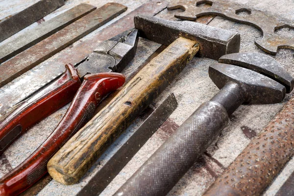 Ahşap arka planda paslı metal el aletleri