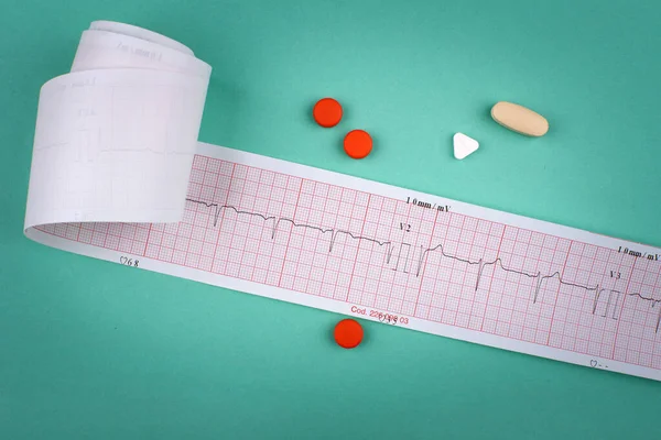 Ecgと緑の背景に丸薬 — ストック写真