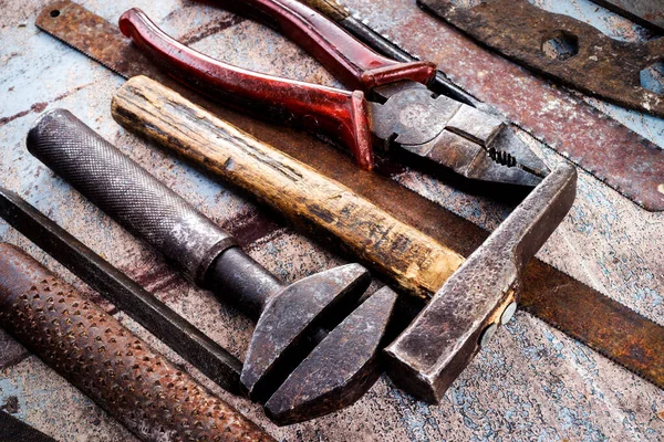 Ahşap arka planda paslı metal el aletleri