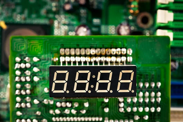 Elektronik devre kartı ve dijital saat sıfır saat sıfır dakika gösteriyor