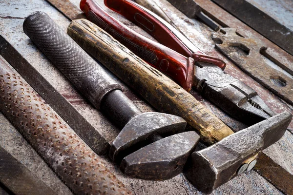 Ahşap arka planda paslı metal el aletleri