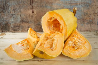 Tahta masada taze dilimlenmiş balkabağı