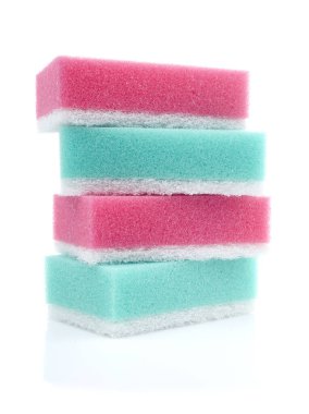 Bulaşık süngeri beyaz arkaplanda izole