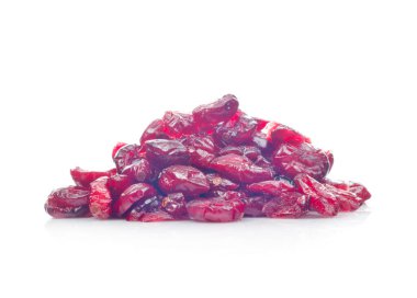 Kurutulmuş kırmızı üzümler beyaz arkaplanda izole edilmiş.