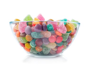 Cam kasede şekerler, beyazda izole edilmiş. 