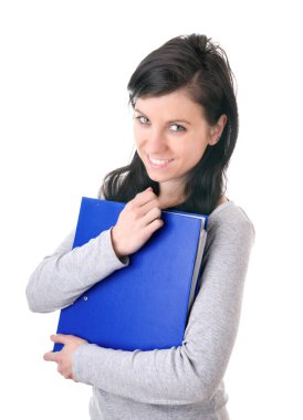 Elinde mavi dosya olan gülümseyen genç bir kadın.