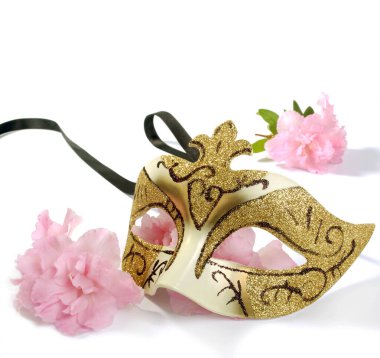 Beyaz arka planda pembe çiçekli Venedik karnavalı maskesi