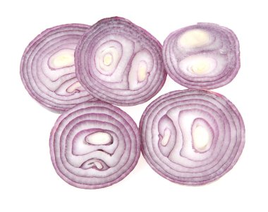 Dilimlenmiş kırmızı soğan beyaza izole edilmiş.