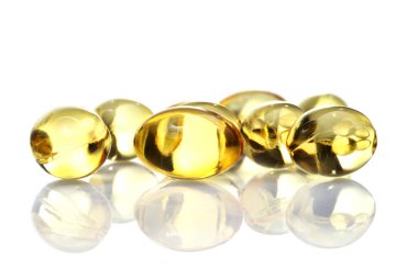 Beyaz arkaplanda balık yağı kapsülleri izole