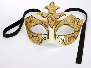 Altın karnaval maskesi izole edilmiş beyaz arkaplan