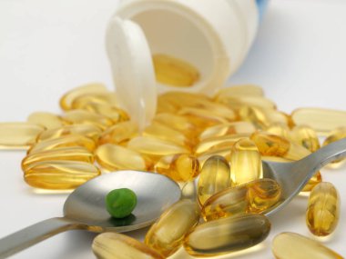 Beyaz arkaplanda balık yağı kapsülleri izole