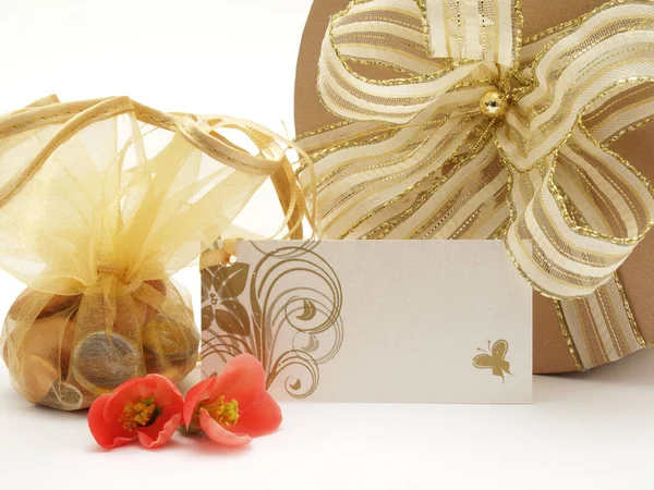 Goldene Tasche Mit Hochzeitskarte Und Roten Blumen Auf Weißem Hintergrund — Stockfoto