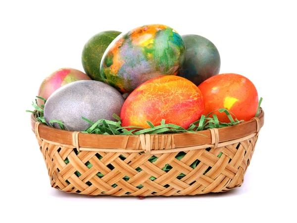 Beyaz Arka Planda Renkli Yumurtalarla Dolu Paskalya Sepeti — Stok fotoğraf