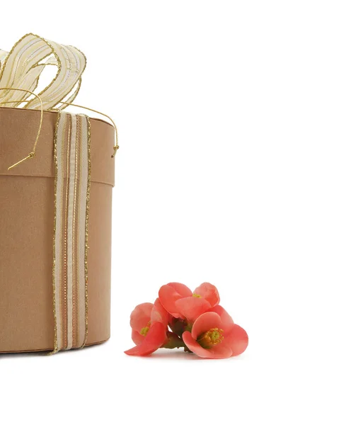 Schöne Geschenkbox Aus Karton Mit Goldenem Band Und Roten Blumen — Stockfoto