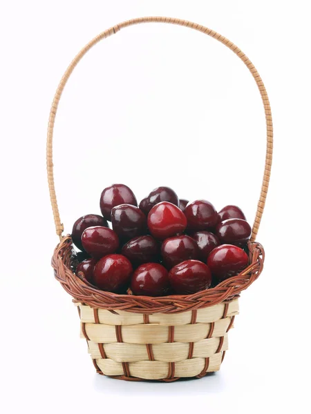 Cesta Llena Cerezas Rojas Frescas Sobre Fondo Blanco — Foto de Stock