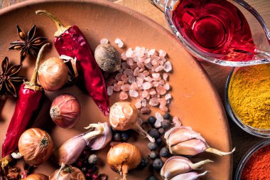Acı biber, tohumlu soğan ve baharat.