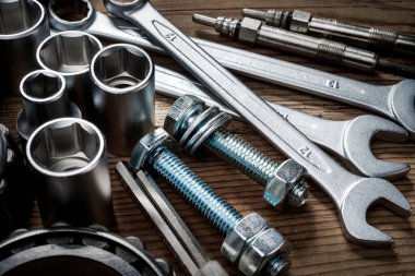 Ahşap arkaplanda araçlar ve eski otomobil parçaları