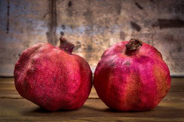 Ahşap masa manzaralı narlar.