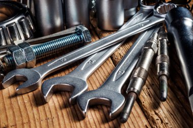 Ahşap arkaplanda araçlar ve eski otomobil parçaları