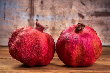 Ahşap masa manzaralı narlar.