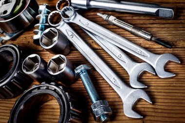 Ahşap arkaplanda araçlar ve eski otomobil parçaları