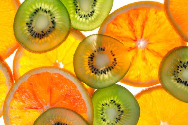 Daireler halinde taze kesilmiş portakal ve kivi. 