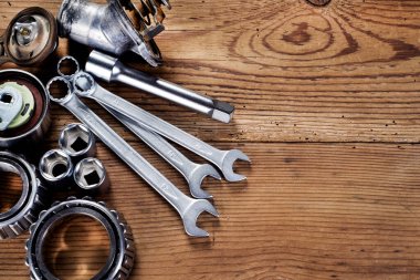 Ahşap arkaplanda araçlar ve eski otomobil parçaları