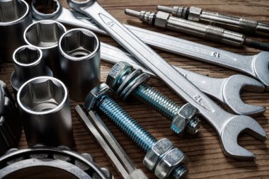 Ahşap arkaplanda araçlar ve eski otomobil parçaları