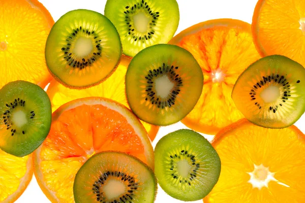 Färsk Skuren Cirklar Apelsiner Och Kiwi Vit Bakgrund — Stockfoto