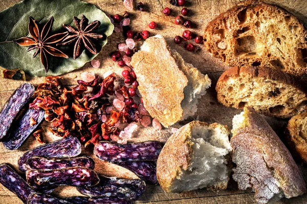 Gesneden Zelfgemaakte Platte Worst Brood Houten Tafel — Stockfoto