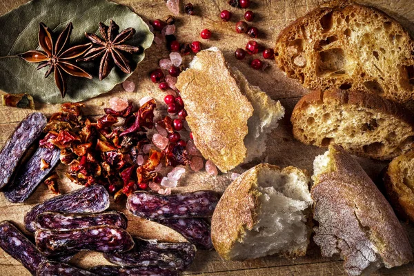 Gesneden Zelfgemaakte Platte Worst Brood Houten Tafel — Stockfoto