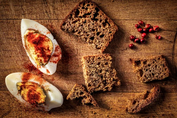 Нарезанные Яйца Хлеб Паприка Красный Перец Деревянном Фоне — стоковое фото