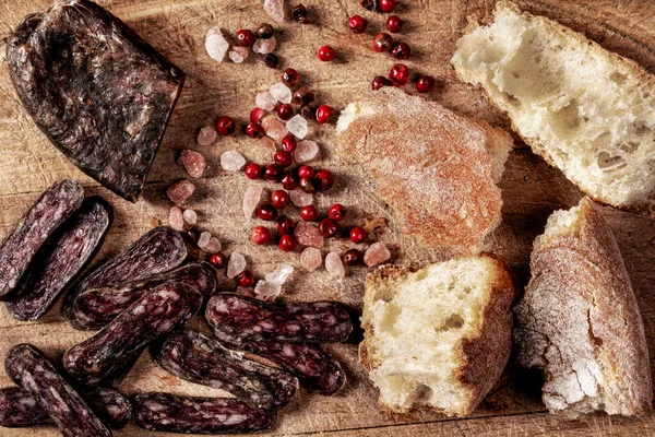 Dilimlenmiş Düz Sosis Ahşap Masada Ekmek — Stok fotoğraf