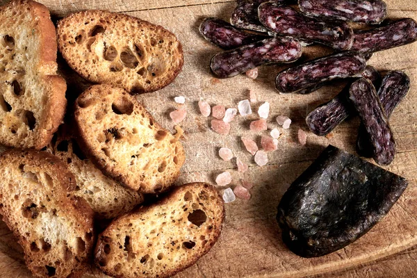 Saucisse Plate Maison Tranchée Pain Sur Table Bois — Photo