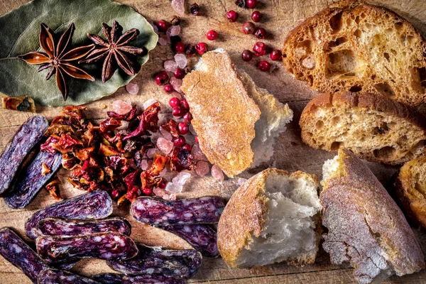 Gesneden Zelfgemaakte Platte Worst Brood Houten Tafel — Stockfoto