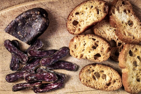 Hausgemachte Wurst Und Baguette Scheiben Auf Holztisch — Stockfoto