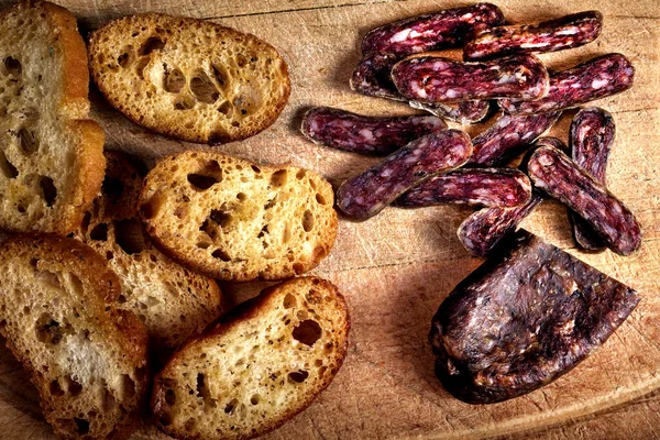 Gesneden Zelfgemaakte Platte Worst Stokbrood Houten Tafel Stockfoto