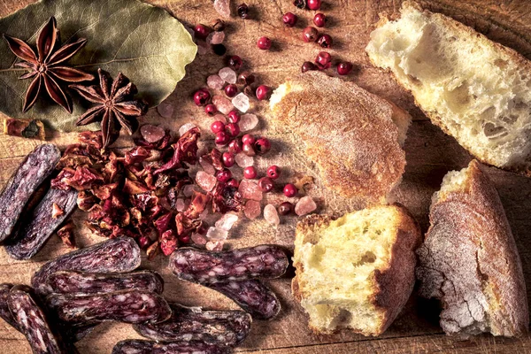 Gesneden Zelfgemaakte Platte Worst Brood Houten Tafel Rechtenvrije Stockafbeeldingen