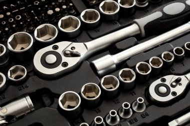 Koyu arkaplan üzerindeki araçlar