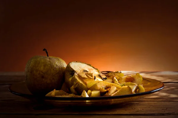 Manzanas Una Placa Vidrio Sobre Una Mesa Madera — Foto de Stock