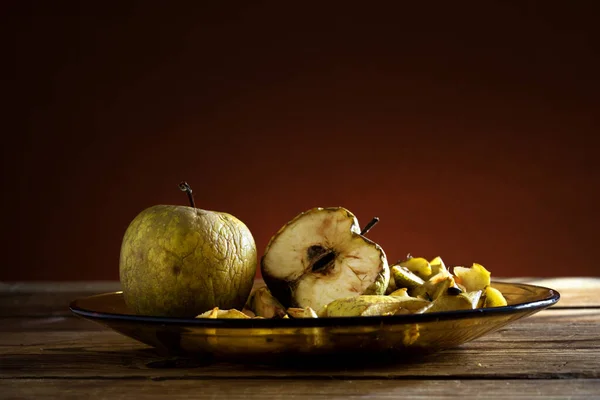 Manzanas Una Placa Vidrio Sobre Una Mesa Madera — Foto de Stock