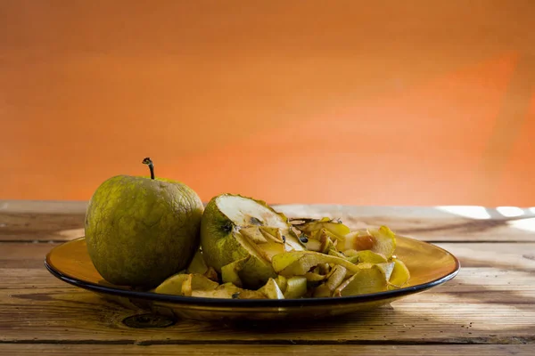 Manzanas Una Placa Vidrio Sobre Una Mesa Madera — Foto de Stock