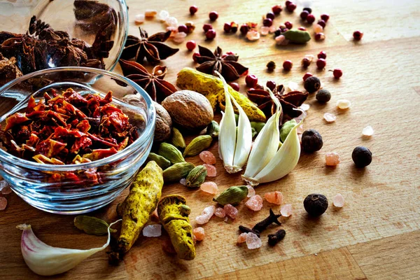 Ahşap Masa Anason Himalaya Tuzu Tarçın Kırmızı Biber Kakule Paprika — Stok fotoğraf